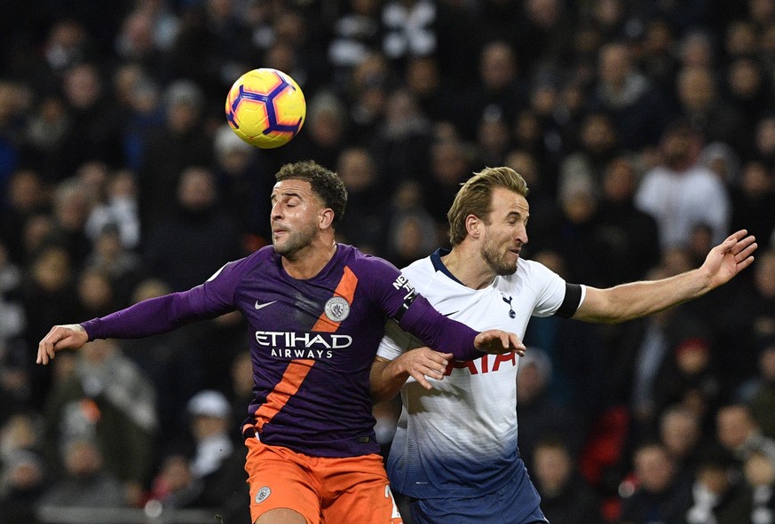 epa07130177 Manchester City&#039;s Kyle Walker (L) and Tottenham Hotspur&#039;s Harry Kane (R) in action during the Premier League Soccer match between Tottenham Hotspur and Manchester City at Wembley ...