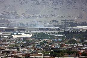 Rauch über dem Flughafen Kabul nach dem Anschlag.