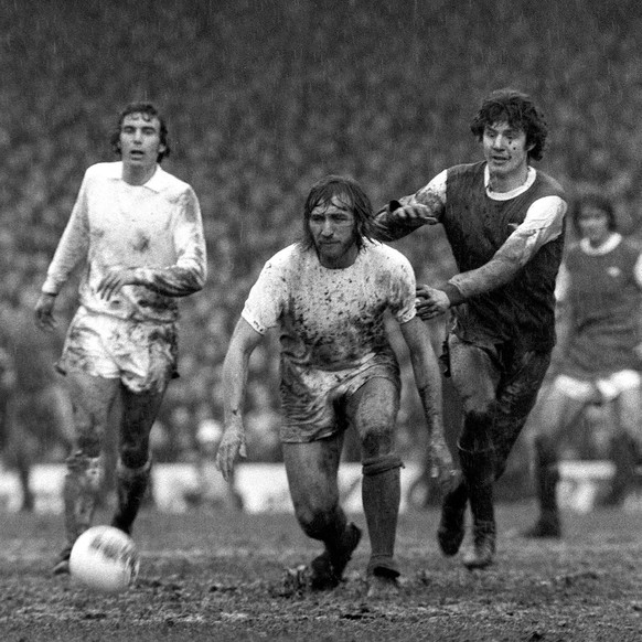 Bildnummer: 02595865 Datum: 08.03.1975 Copyright: imago/Colorsport
Billy Bonds (West Ham, Mitte) gegen Brian Kidd (Arsenal, re.), dahinter Trevor Brooking (West Ham) - PUBLICATIONxINxGERxSUIxAUTxHUNxU ...