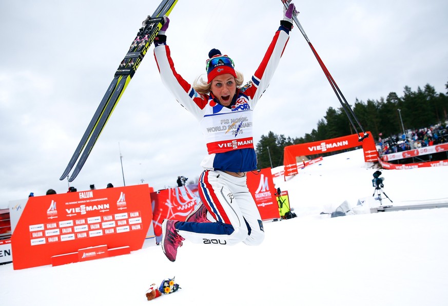 Norway&#039;s Therese Johaug celebrates winning the women&#039;s cross country 30 km mass start classic race at the Nordic World Ski Championships in Falun February 28, 2015. Norway&#039;s Therese Joh ...