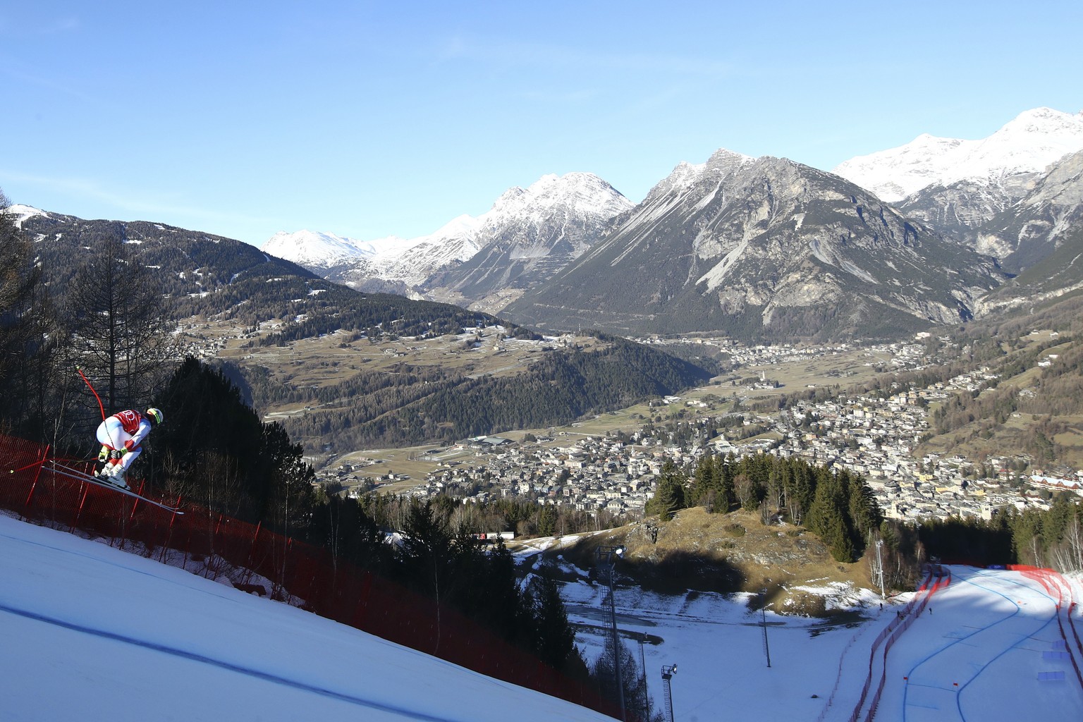 Switzerland&#039;s Beat Feuz speeds down the course during a ski World Cup Men&#039;s Downhill training in Bormio, Italy, Thursday, Dec. 27, 2018. (AP Photo/Alessandro Trovati)