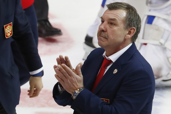 Russia&#039;s head coach Oleg Znarok applauds as his team won the Channel One Cup against Finland, in Moscow, Russia, Sunday, Dec. 17, 2017. (AP Photo/Pavel Golovkin)