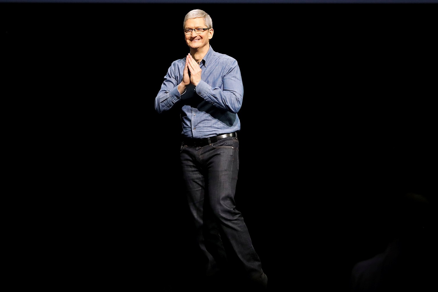 Apple Inc. CEO Tim Cook gestures to the audience as he closes the company&#039;s World Wide Developers Conference keynote in San Francisco, California, U.S., June 13, 2016. REUTERS/Stephen Lam
