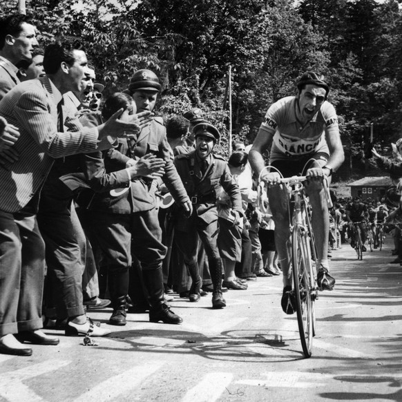 Der italienische Radrennfahrer Fausto Coppi wird an einer Etappe des Giro d&#039;Italia von den Zuschauern angefeuert, undatierte Aufnahme um 1950. (KEYSTONE/PHOTOPRESS-ARCHIV/Str)