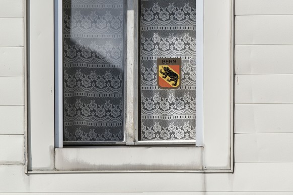 A Bernese coat of arms sticks to a window pane in Saint-Imier, canton of Berne, Switzerland, pictured on August 13, 2013. (KEYSTONE/Christian Beutler)

Ein Berner Wappen klebt an einer Fensterscheibe  ...