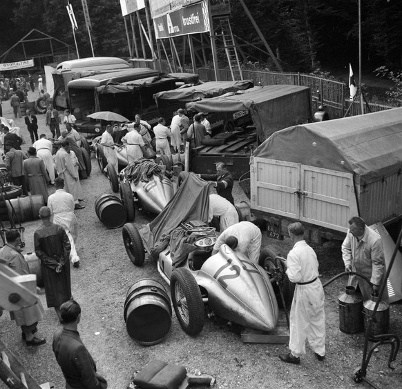 Mechaniker fuehren letzte Arbeiten an den Rennautos aus, aufgenommen am Grossen Preis der Schweiz in Bremgarten im August 1939. (KEYSTONE/Photopress-Archiv/Str)
