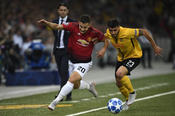 Manchester United&#039;s Diogo Dalot, left, fights for the ball against Young Boys&#039; Loris Benito, right, during the UEFA Champions League group H matchday 1 soccer match between Switzerland&#039; ...
