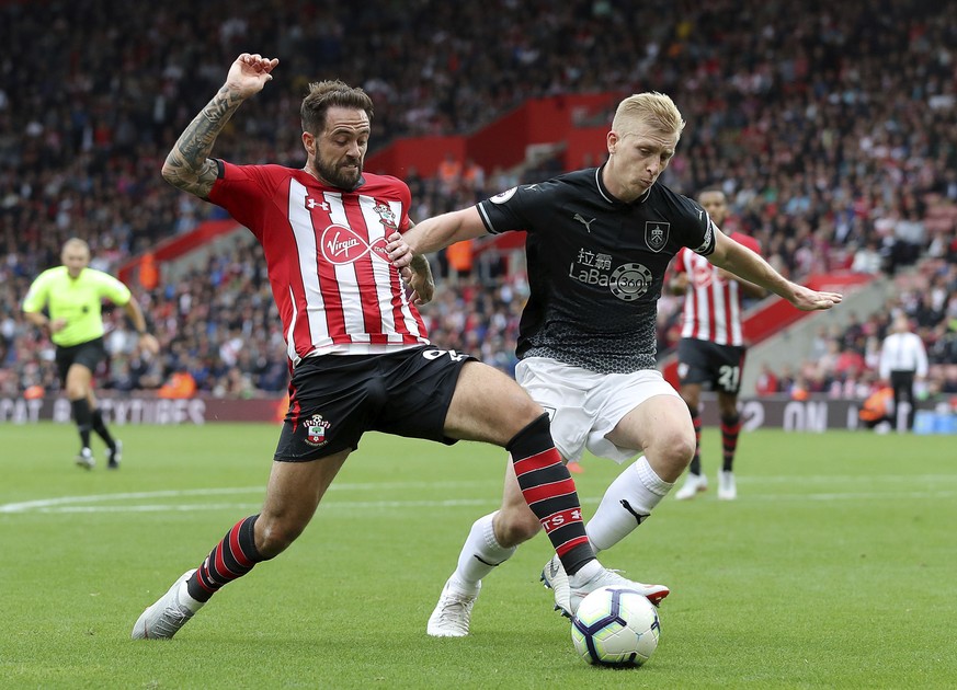 Southampton&#039;s Danny Ings, left, and Burnley&#039;s Ben Mee battle for the ball during the Premier League soccer match between Southampton and Burnley at St Mary&#039;s, Southampton, England.Sunda ...