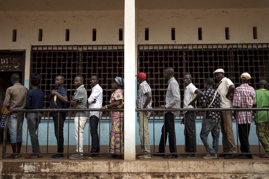 epa08905670 Men and women from Central African Republic (CAR) line up to cast their ballots in the presidential and legislative elections at the Lycee Boganda polling station in Bangui, Central Africa ...