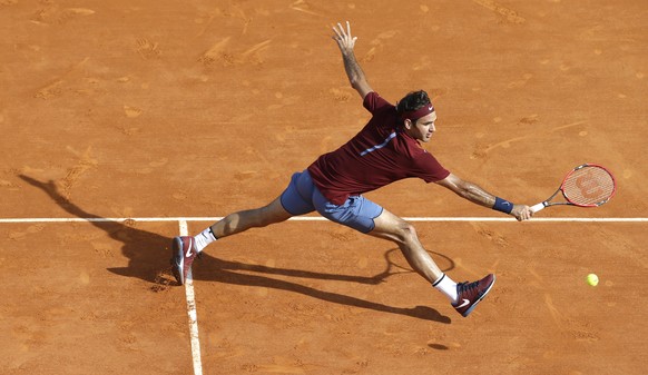 Swiss Roger Federer plays a return to Spain&#039;s Roberto Bautista Agut during their match at the Monte Carlo Tennis Masters tournament in Monaco, Thursday, April 14, 2016. (AP Photo/Lionel Cironneau ...