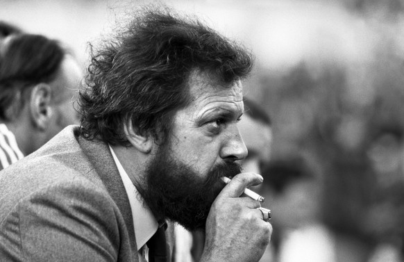 Paul Wolfisberg, Interims-Coach der Schweizer Fussball-Nationalmannschaft, raucht waehrend des Spiels der Schweiz gegen die Tschechoslowakei eine Zigarette, aufgenommen am 24. Maerz 1981 in Bratislava ...