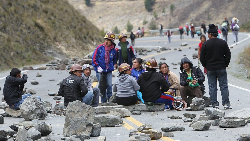 epa03410435 Hundreds of cooperative miners of Bolivia block a route in the Pongo locality, one of the access to La Paz, on 25 September 2012, the same as Cochabamba, Potosi, Santa Cruz and Beni region ...