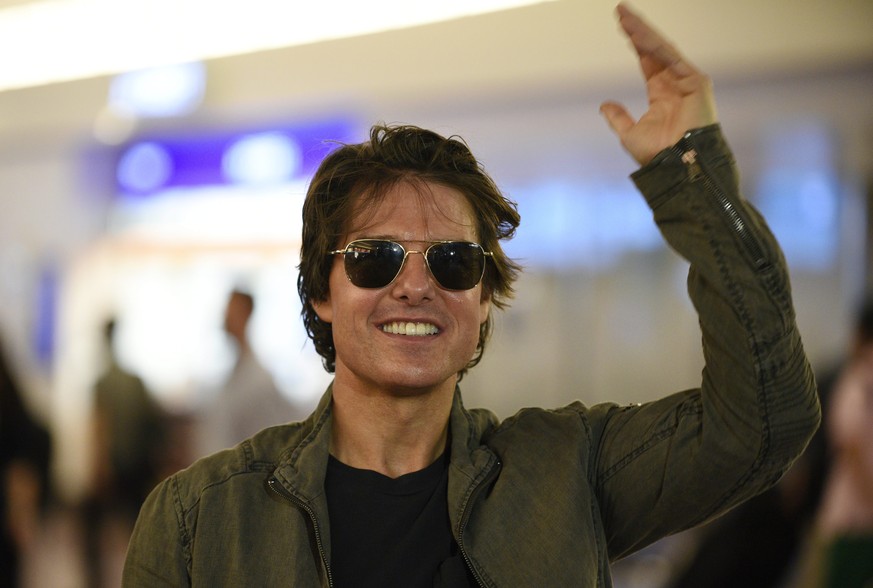 epa04867569 US actor Tom Cruise waves to photographers upon his arrival at Tokyo International Airport in Tokyo, Japan, 31 July 2015. Cruise arrived in Tokyo to promote his latest film &#039;Mission:  ...