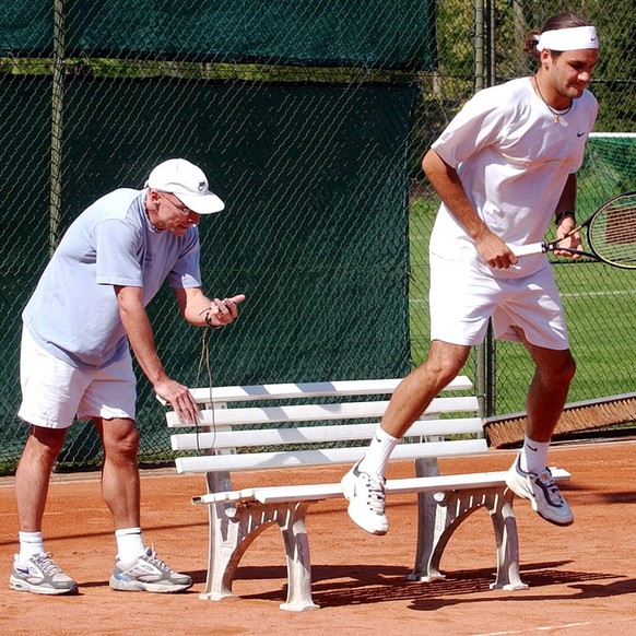 Roger Federer feilt am Freitag, 18. April 2003, zusammen mit seinem Konditionstrainer Pierre Paganini, links, in Allschwil an seiner Kondition. (KEYSTONE/Markus Stuecklin)