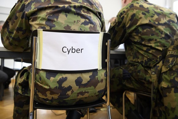Ein Stuhl mit einem Blatt Papier worauf ist Cyber geschrieben ist fotografiert waehrend die Sicherheitsverbundsuebung SVU 2019, in einem Ad-hoc-Operationszentrum (Regie), am Mittwoch, 13. November 201 ...