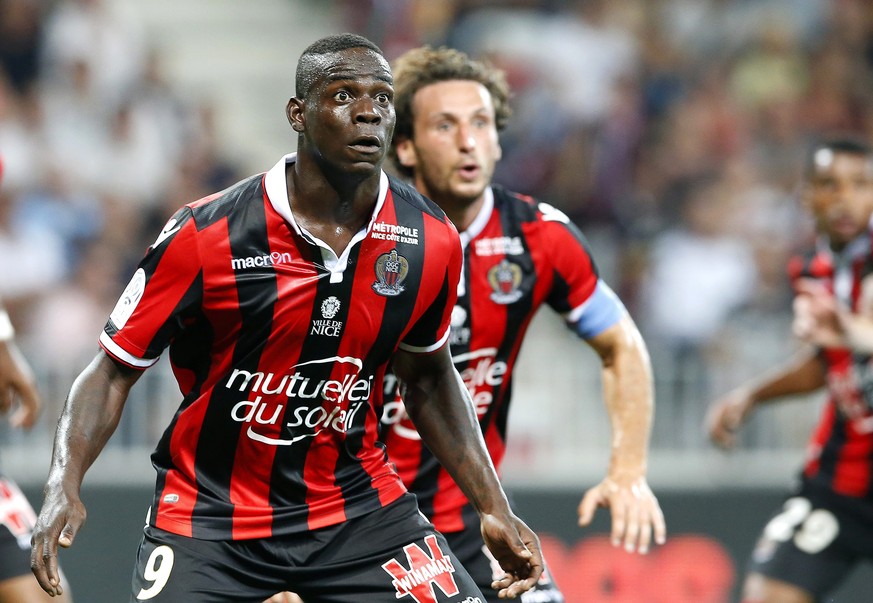 epa05535435 Mario Balotelli of OGC Nice in action during the French Ligue 1 soccer match between OGC Nice and Olympique Marseille in Nice, France, 11 September 2016. EPA/SEBASTIEN NOGIER