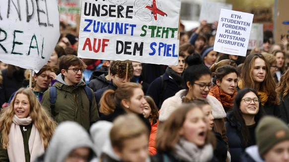 Demonstration von Schuelerinnen und Schuelern in der Zuercher Innenstadt am Freitag, 21. Dezember 2018. In mehreren Schweizer Staedten gehen Schueler am Freitag auf die Strasse. Der Grund: In Sachen K ...