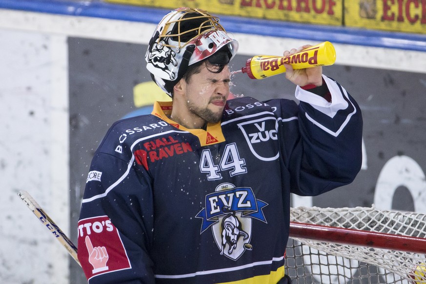 Zugs Torhueter Fabio Haller waehrend dem Eishockey-Meisterschaftsspiel der National League A zwischen dem EV Zug und dem HC Ambri-Piotta am Sonntag, 8. Januar 2017, in der Bossard Arena in Zug. (KEYST ...