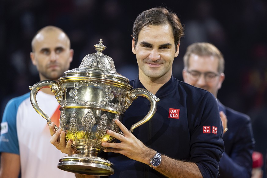 epa07127040 Switzerland&#039;s Roger Federer during the victory ceremony after winning the final against Romania&#039;s Marius Copil at the Swiss Indoors tennis tournament at the St. Jakobshalle in Ba ...