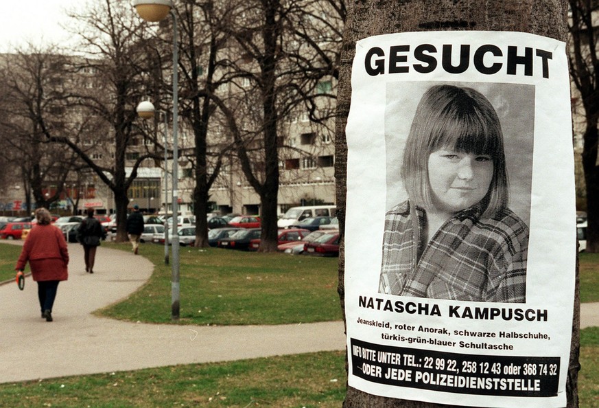 Mit Plakaten wird am Mittwoch, dem 4. Maerz 1998 in Wien Donaustadt nach der seit Montag frueh verschwundenen 10jaehrigen Schuelerin Natascha Kampusch gesucht. (KEYSTONE/AP Photo/Ronald Zak)