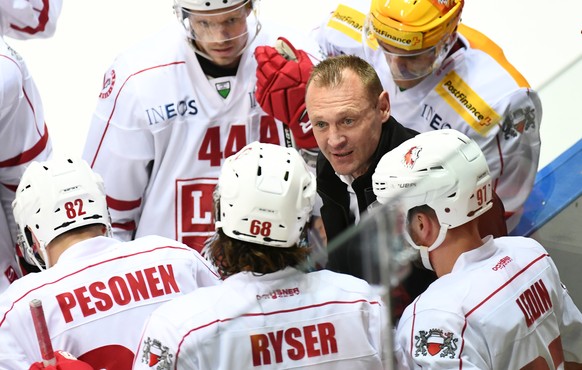 Lausanne&#039;s coach Daniel Ratushny talks to his team during the preliminary round game of National League A (NLA) Swiss Championship 2016/17 between HC Lugano and Lausanne HC, at the ice stadium Re ...