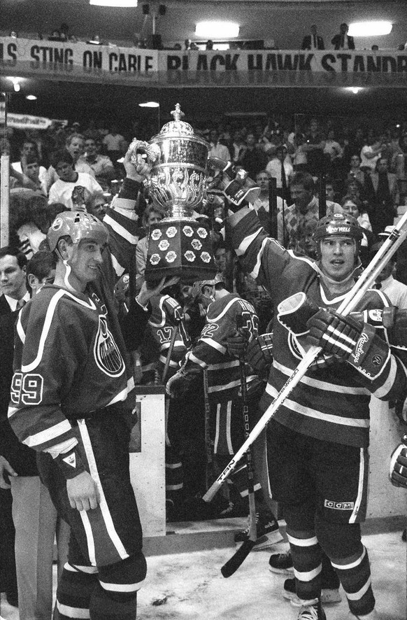 Edmonton Oilers Wayne Gretzky, left, and Mark Messier hold aloft the NHL Campbell Division trophy, May 17, 1985, in Chicago, following their win over the Chicago Black Hawks in the Stanley Cup semifin ...