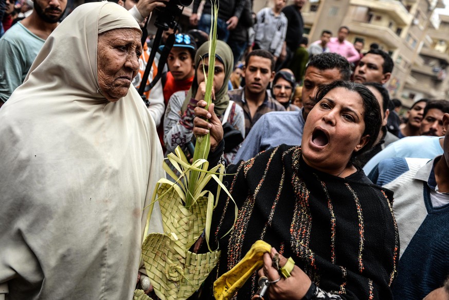 epa05899110 People gather in front of Mar Girgis church after a bomb explosion, Tanta, 90km north of Cairo, Egypt, 09 April 2017. According to the Egyptian Health Ministry, at least 28 were killed and ...