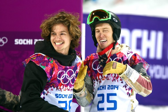 epa04070204 Gold medalist Iouri Podladtchikov of Switzerland (L) reacts with Shaun White of USA (R) after the Men&#039;s Snowboard Halfpipe Final at Rosa Khutor Extreme Park at the Sochi 2014 Olympic  ...
