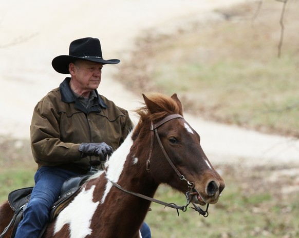 epa06385292 Republican Alabama Senate candidate Roy Moore arrives on horseback to vote in Gallant, Alabama, USA, 12 December 2017. Citizens of Alabama will vote to decide whether Republican Roy Moore  ...