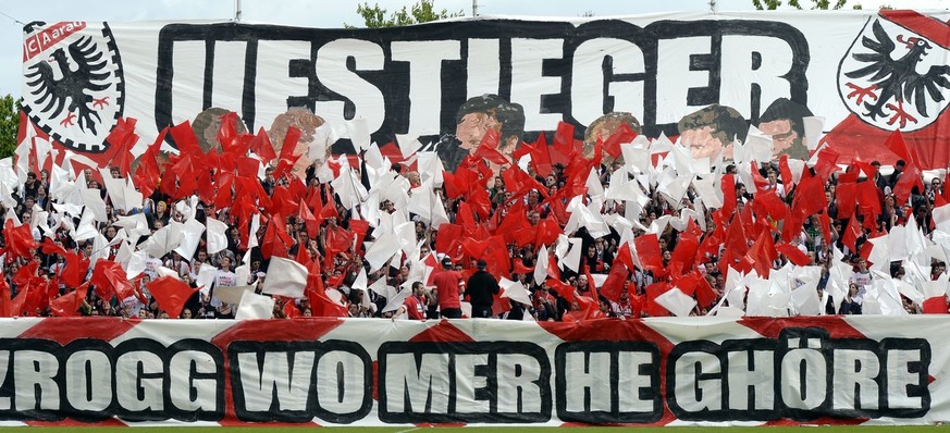 Die Aarau Fans bedanken sich vor dem Fussballspiel der Challenge League FC Aarau gegen den FC Wohlen fuer den Aufstieg von Aarau in die Super League auf dem Bruegglifeld in Aarau am Sonntag, 2. Juni 2 ...