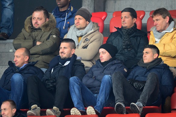Der gelbgesperrte Vero Salatic sieht sich die Niederlage seiner zukünftigen Ex-Kollegen gegen den FC Basel von der Tribüne an.