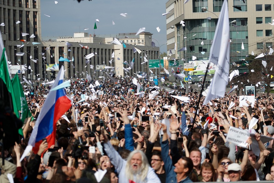 Protesters launch paper airplanes as they gather at a central street to rally against authorities&#039; move to block parts of the internet in Russia in Moscow, Russia, Monday, April 30, 2018. Some 10 ...
