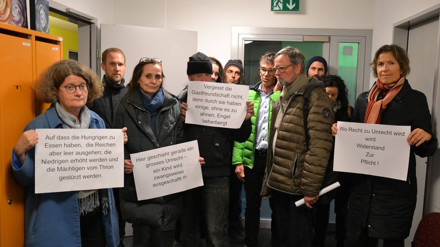 Kirchenvertreter bei ihrem Protest im Wartezimmer des Amts für Migration in Luzern, 11. November 2019.
