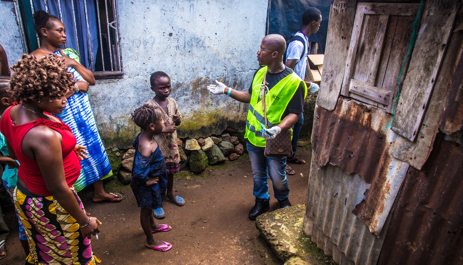 Ein Helfer in Freetown instruiert Anwohner über den Umgang mit der Seuche.&nbsp;