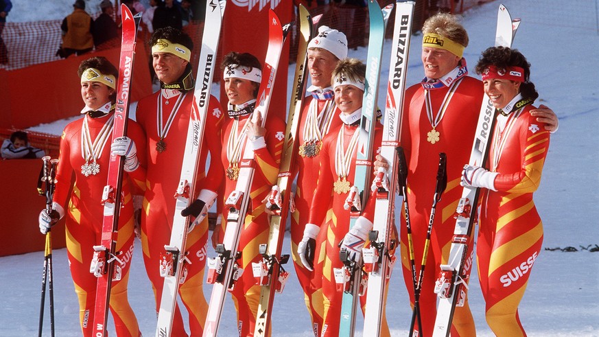 JAHRHUNDERTRUECKBLICK SPORT === SKI WELTMEISTERSCHAFTEN CRANS MONTANA 1987 FIGINI ALPIGER WALLISER ZURBRIGGEN HESS MUELLER SCHNEIDER === Gruppenaufnahme der erfolgreichen Schweizer Ski Nationalmannsch ...