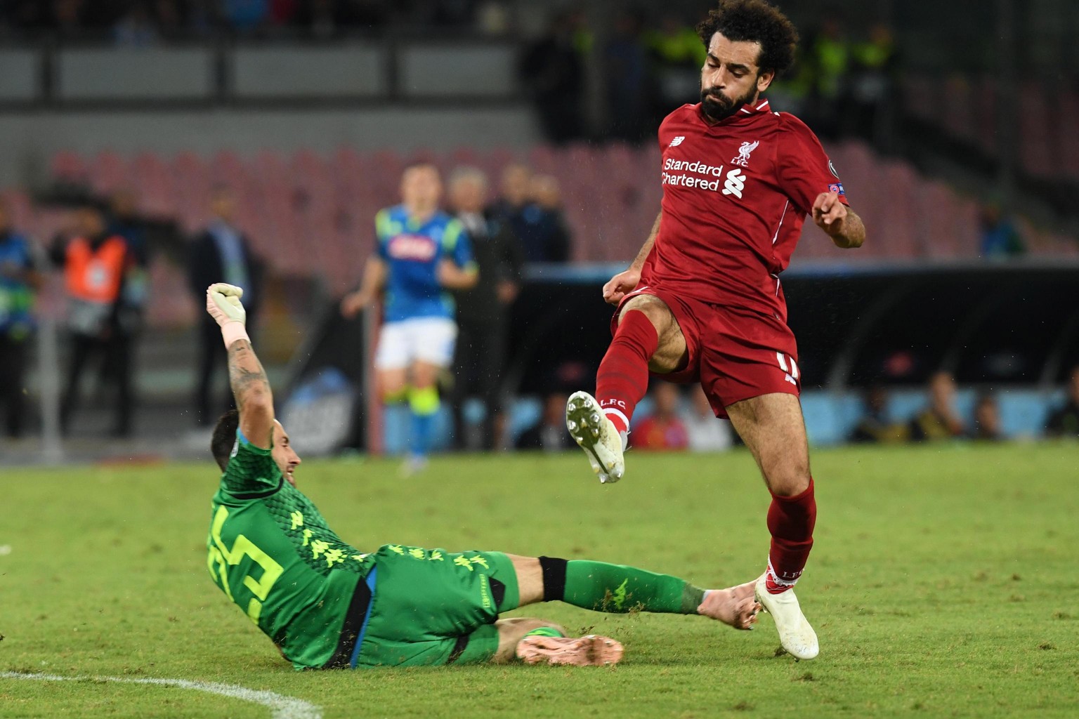 epa07067669 Napoli&#039;s goalkeeper David Ospina (L) and Liverpool&#039;s Mohamed Salah in action during the UEFA Champions League match between SSC Napoli and Liverpool FC at San Paolo stadium in Na ...