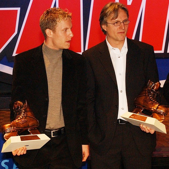 Lars Weibel, links, wird als Torhueter des Jahres ausgezeichnet, Reto von Arx, rechts, als MVP und Arno del Curto, Mitte als Trainer des Jahres, am Freitag, 24. Januar 2003, anlaesslich der Verleihung ...