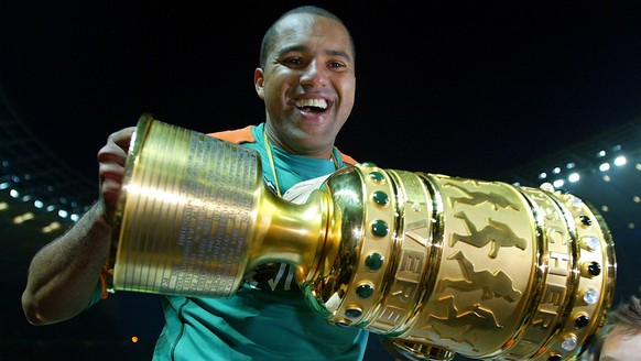 Bremen&#039;s Brazilian player Ailton holds the cup after winning the German Soccer Cup Final between Werder Bremen and second divisioner Alemannia Aachen in Berlin, Saturday May 29, 2004. (KEYSTONE/A ...