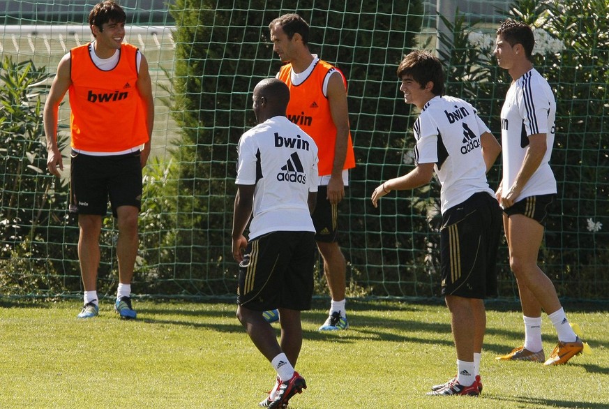 epa02902812 Real Madrid reserve player Enzo Zidane (2nd R), son of former French player Zinedine Zidane, exercises with team mates (L-R), Brazilian Kaka, French Lassana Diarra, Portuguese players Rica ...