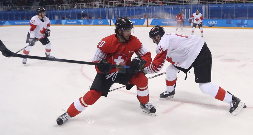 epa06528778 Andres Ambuhl (L) of Switzerland in action against Chris Lee of Canada during the men&#039;s Ice Hockey preliminary round match between Switzerland and Canada at the Kwandong Hockey Centre ...