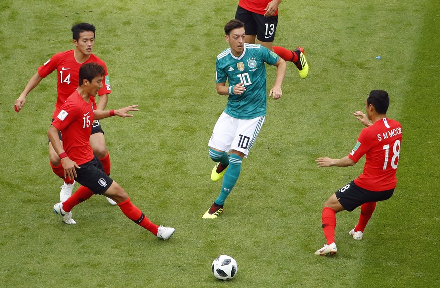 epa06844225 Mesut Oezil of Germany (C) in action during the FIFA World Cup 2018 group F preliminary round soccer match between South Korea and Germany in Kazan, Russia, 27 June 2018.

(RESTRICTIONS  ...