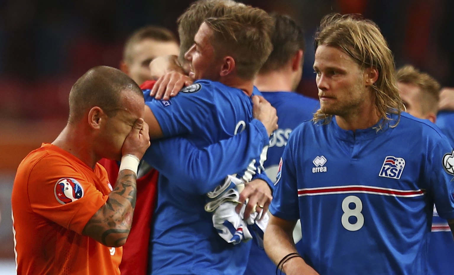 Wesley Sneijder kann es nicht fassen: Holland kassierte gestern gegen Island eine kapitale Niederlage.