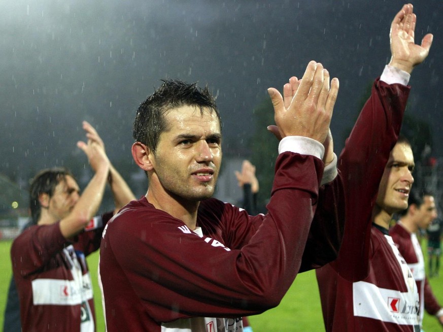 Bellinzonas Senad Lulic, der Torschuetze zum 3:2 Siegestreffer, jubelt den Fans zu, nach dem Auf-/Abstiegsbarrage Spiel zwischen Bellinzona und dem FC St. Gallen, am Samstag, 17. Mai 2008 im Stadio Co ...