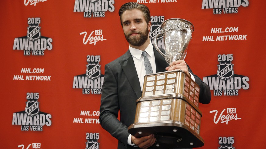 Florida Panthers&#039; Aaron Ekblad poses with the Calder Memorial Trophy after winning the award at the NHL Awards show Wednesday, June 24, 2015, in Las Vegas. (AP Photo/John Locher)