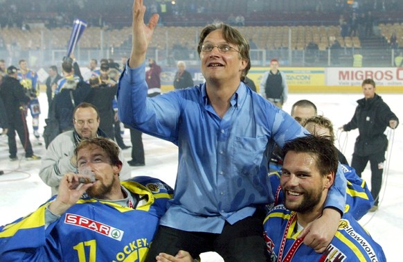 Ralph Ott und Thierry Paterlini tragen den Meistertrainer nach dem ersten Titel 2002 auf Schultern.