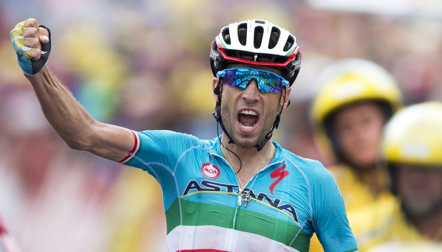 Vincenzo Nibali feiert seinen Solo-Sieg in der 19. Tour-Etappe.