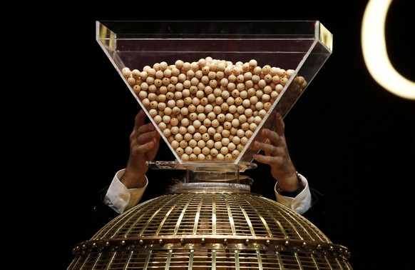 Lottery balls are dropped into a rotating drum before the start of Spain&#039;s Christmas Lottery &quot;El Gordo&quot; (The Fat One) in Madrid, Spain, December 22, 2016. REUTERS/Juan Medina