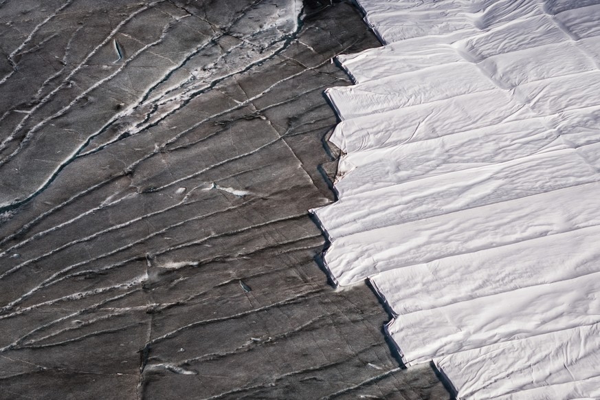BILDPAKET -- ZUM JAHRESRUECKBLICK 2018 SEPTEMBER, STELLEN WIR IHNEN HEUTE FOLGENDES BILDMATERIAL ZUR VERFUEGUNG -- Ice protecting blankets are pictured on the Rhone Glacier prior to a visit of the mic ...