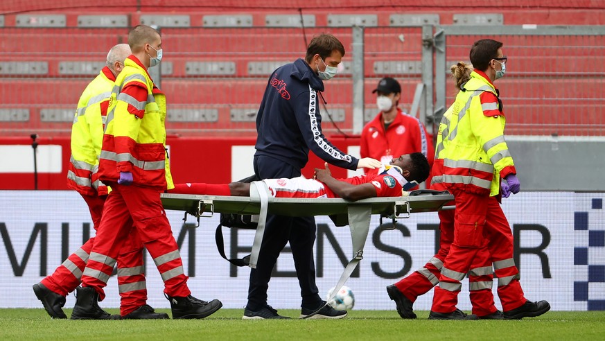 epa08484974 1.FSV Mainz 05&#039;s Taiwo Awoniyi is stretchered off after sustaining an injury during the German Bundesliga soccer match between 1. FSV Mainz 05 and FC Augsburg in Mainz, Germany, 14 Ju ...