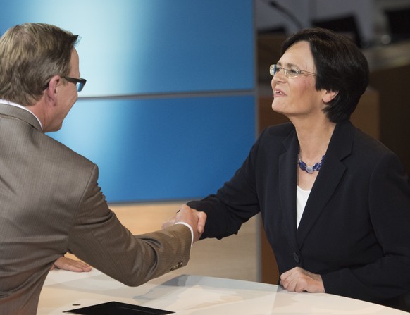 Bodo Ramelow, left, top candidate of German party &#039;Die Linke&#039; (The Left) for the regional parliament elections in Thuringia, shakes hands with Christine Lieberknecht, governor and top candid ...